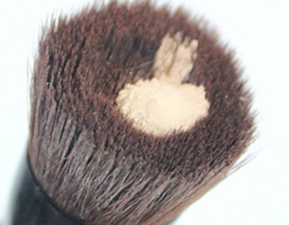 Pinceau fond de teint contour en bois de frêne