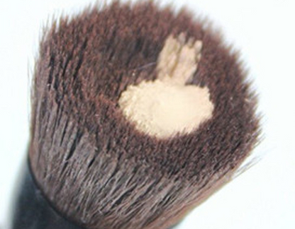 Pinceau fond de teint contour en bois de frêne